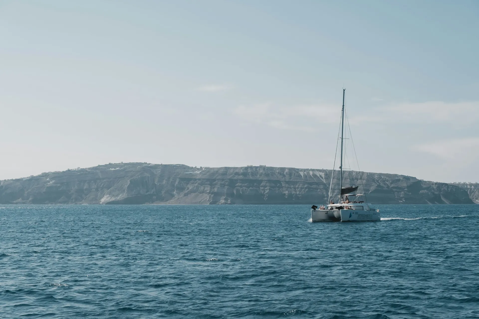 Catamaran moderne naviguant sur une mer calme vers l'horizon