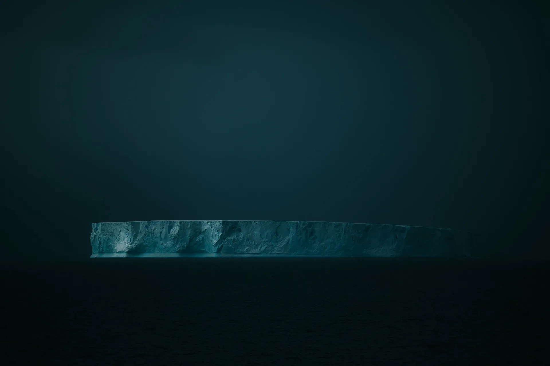 Iceberg lumineux sur une mer sombre